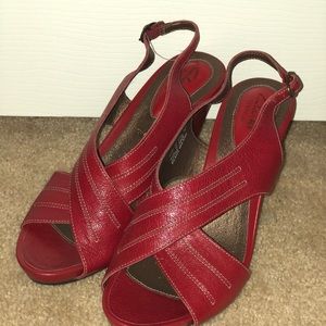 Clarks red women’s heels size 7.5 bnwot